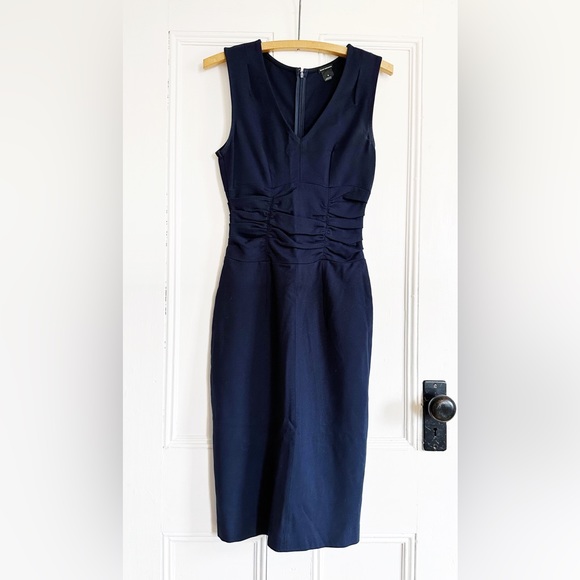 Club Monaco Dresses & Skirts - Club Monaco Shift Dress in Navy. Size 0